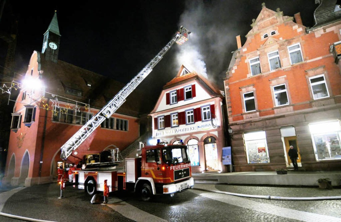 Löscharbeiten am Urteilsplatz am qualmenden  Dachstuhl der Engel-Apotheke  | Foto: Wolfgang Künstle