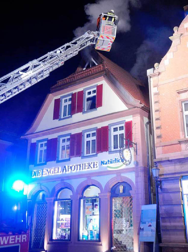 Um 17.20 Uhr wurde die Lahrer Feuerwehr an den Urteilsplatz zum Brand im Obergeschoss der Engel-Apotheke gerufen.