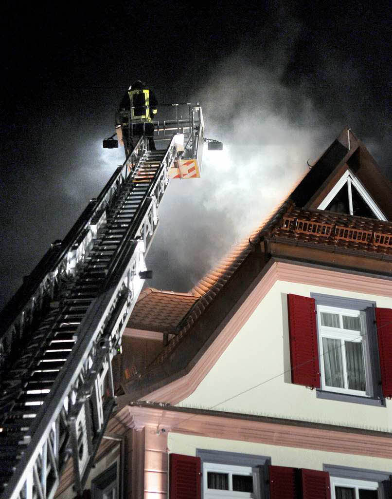Um 17.20 Uhr wurde die Lahrer Feuerwehr an den Urteilsplatz zum Brand im Obergeschoss der Engel-Apotheke gerufen.
