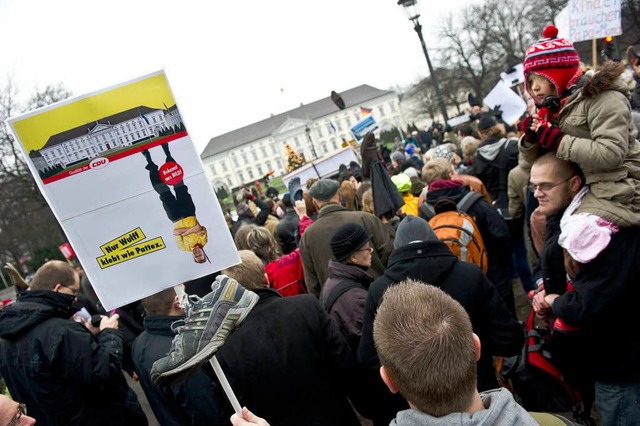 Vor Schloss Bellevue demonstrierten am...an Wulff im Amt des Bundesprsidenten.  | Foto: AFP