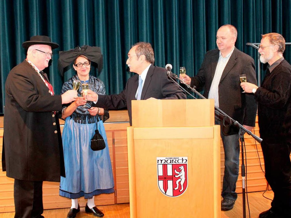 Brgermeister und Stellvertreter stoen gemeinsam auf das neue Jahr an.  | Foto: Mario Schneberg