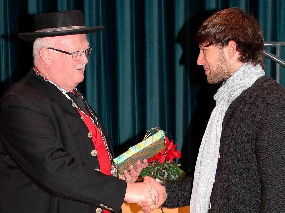 Marchs Brgermeister Josef Hgele ehrt... (Hornquartett) Tobias Winter (rechts)  | Foto: Mario Schneberg