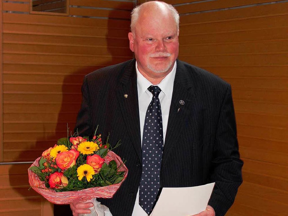 Herbert Schieel bekam die Ehrennadel ... fr besondere Verdienste im Ehrenamt.  | Foto: Mario Schneberg