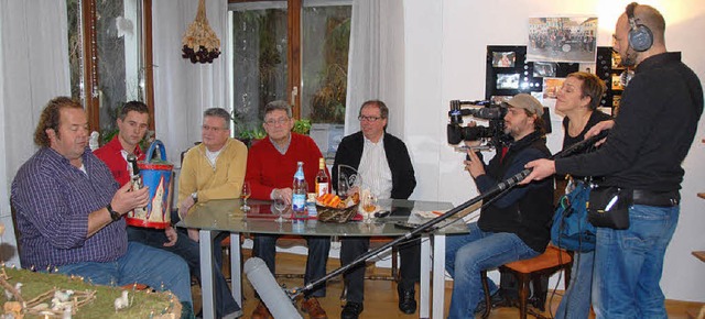 SWR-Fernsehteam im Wohnzimmer von Klau...hrer und Tontechniker Malcdim Bijker.   | Foto: Roland Vitt
