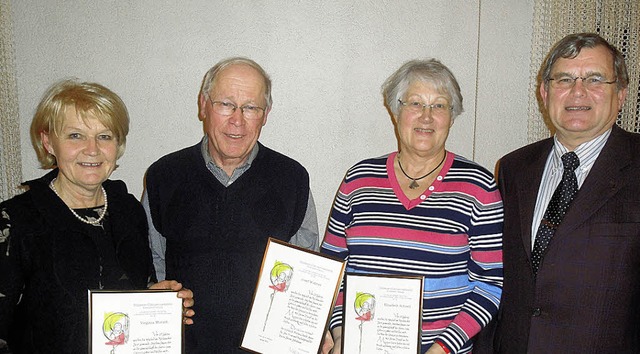 Fr ihr 25-jhriges Wirken im Kirchenc...  Chorvorsitzender Elmar Kpper vor.    | Foto: Hansjrg Bader