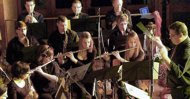 Das Blasorchester spielt unter der Leitung von Markus Gpper.   | Foto: Frank Leonhardt