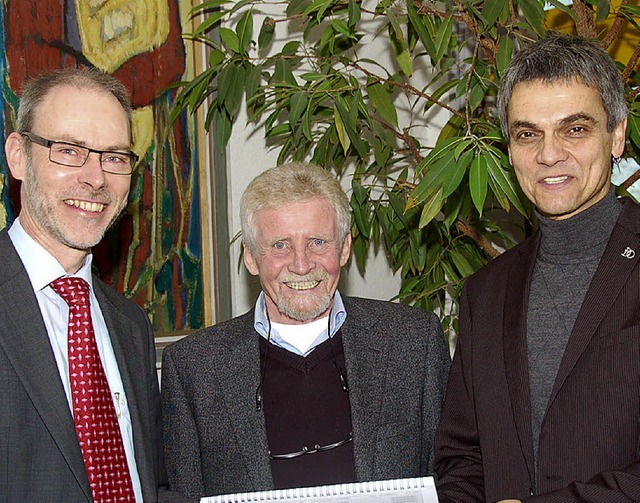 Rolf Trefzer (Mitte) wurde gestern als...rich Bellot, rechts Diakon Ralf Ochs.   | Foto: Nikolaus Trenz