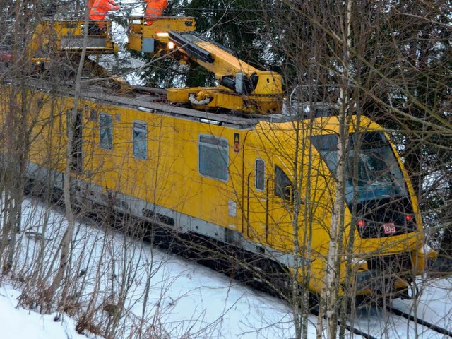 Auf der Strecke zwischen Neustadt und ...die beschdigte Oberleitung repariert.  | Foto: Sebastian Barthmes