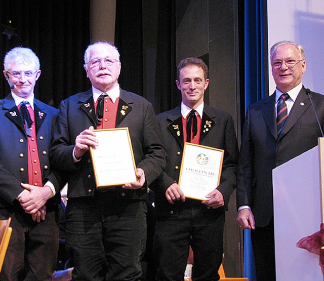 ber die Auszeichnungen fr Josef Fre...eth (rechts) und  Willi Lauby (links).  | Foto: monika rombach