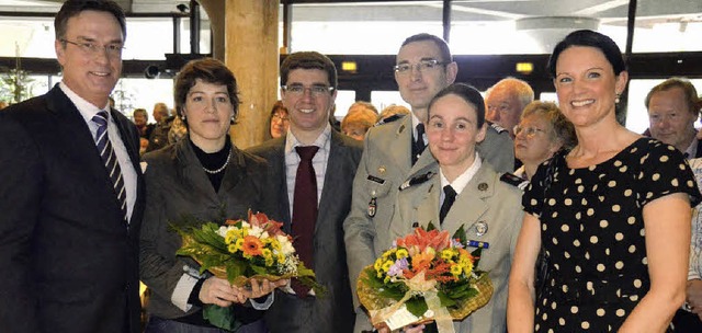 Prost Neujahr sagen (von links) Brger...fin Coralie Felblinger und Rona Mast.   | Foto: Sigrid umiger