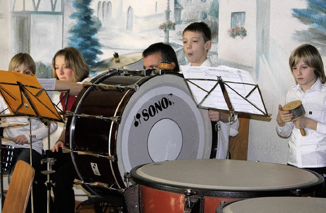 Andrang am Schlagzeug: Das Jugendorche...Dreiknigskonzert in der Brgerhalle.   | Foto: C. Maier
