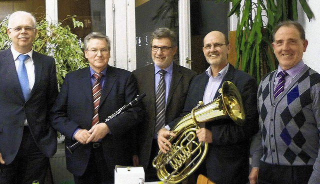 Sie fhren die Florianer im neuen Jahr... und Dirigent Bernhard Basler (v.l.).   | Foto: herbst