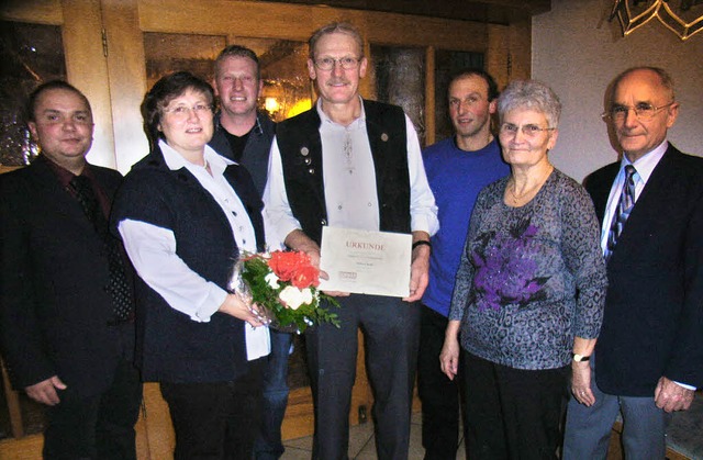 Die geehrten Mitarbeiter der Firma Sch...und Hubert Ruth mit Ehefrau Christel.   | Foto: H-J. Wehrle