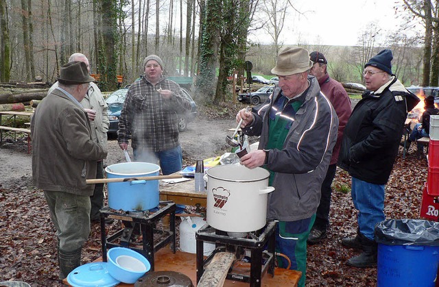 Ein  Gesangvereinsteam bewirtete bei der Holzversteigerung.   | Foto: Eckard