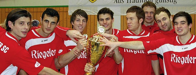 Die Hand am Pokal: Fuballer  des Bahlinger SC nach dem Turniersieg in Wyhl   | Foto: ehret