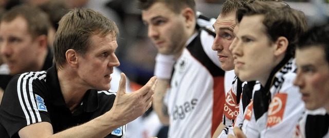 Beschwrung: Bundestrainer Martin Heub...end des Spiels sein Team auf der Bank.  | Foto: dpa