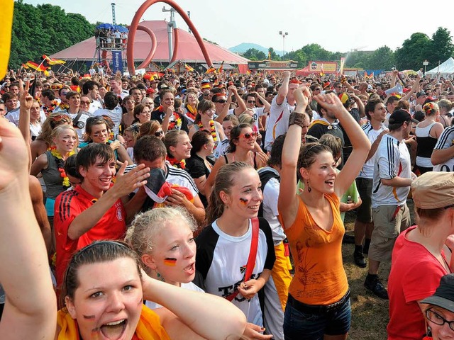 Begeisterte Fuballfans im Eschholzpar...Das gibt es 2012 wohl zum letzten Mal.  | Foto: Rita Eggstein