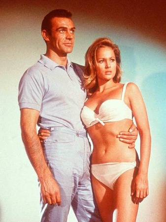 Bond-Darsteller Nummer eins: Sean Connery, hier im ersten Bond-Film "James Bond jagt Dr. No" mit Ursula Andress im Arm.