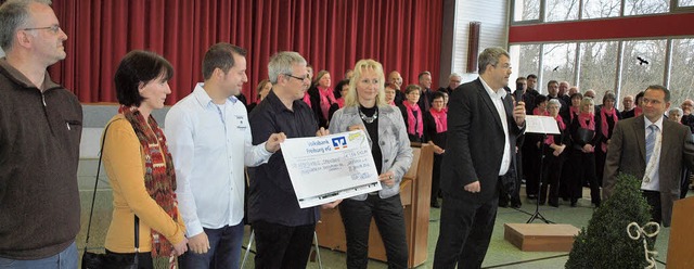 Volker Himmen und der Arbeitskreis Spe...en Scheck ber gut 56.000 Euro Spenden  | Foto: Michael Haberer