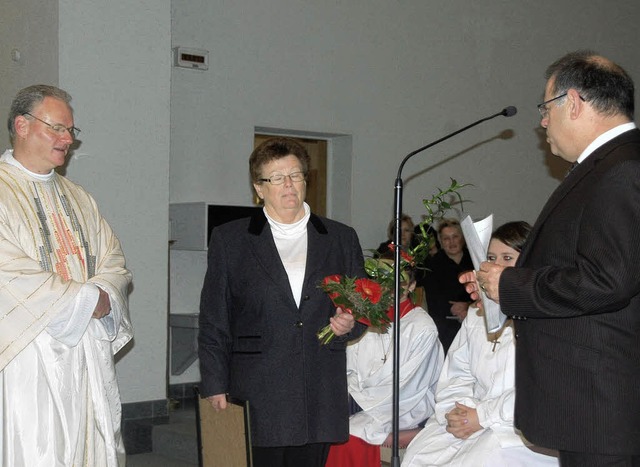 Pfarrer Andreas Mair und Kirchenchorvo...ore Witt zu 50 Jahren im Kirchenchor.   | Foto: Schimanski