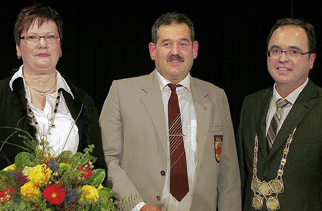 Die Ehrennadel des Landes erhielt Walt... Thomas Schfer. Links Renate Pfeffer.  | Foto: Heidi Foessel