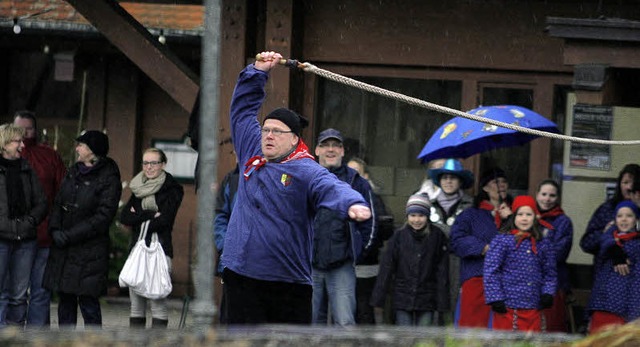 Karpatschen knallten  vor dem Brgerha...lbacher Narren die Fasent erffneten.   | Foto: heidi fssel