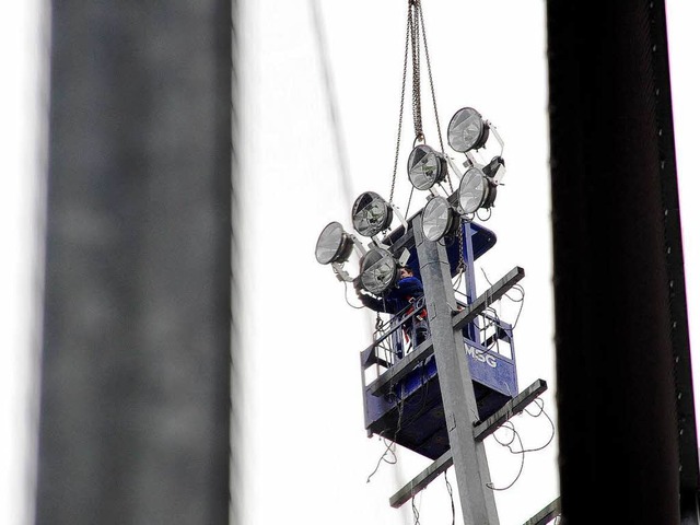 Elektriker montieren von einem Arbeits...utlichtanlage des Mage-Solar-Stadions.  | Foto: Thomas Kunz