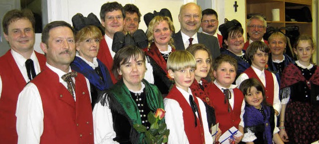 Ein buntes Bild bot die Trachtengruppe...endrin: Brgermeister Enrico Penthin.   | Foto: Anne Freyer