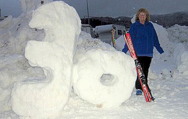 Heidi Thissen lie sich vor Jubilums-Schneeskulptur fotografieren.  | Foto: privat