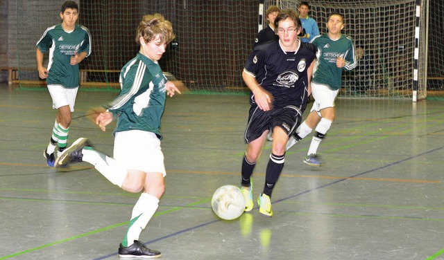 Joram Schweizerhof vom FC Zell (links)... Marvin sterreicher vom FV Fahrnau).   | Foto: felix held