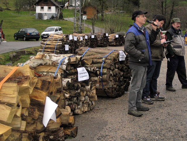 Jede Menge Brennholz kam bei der Holzv...tspflegevereins Yach unter den Hammer.  | Foto: Thomas Steimer