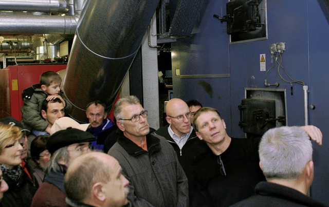 Ingenieur Peter Blaser (rechts) erlut... Brenner der Holzhackschnitzelanlage.   | Foto: Erika Sieberts