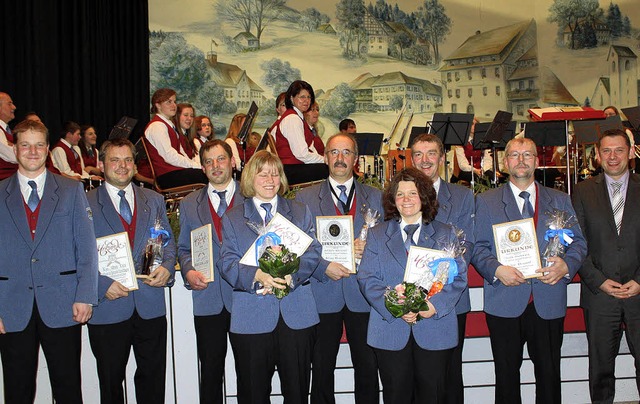 Ehrungen beim Musikverein Unadingen: V...r ihre langjhrige Vereinstreue aus.   | Foto: Christa Maier