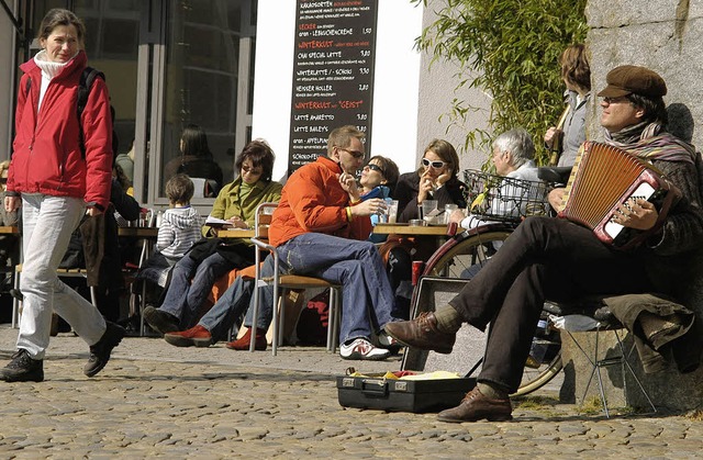 Straenmusiker spielen sich nicht in a...ind von der Dauerbeschallung genervt.   | Foto: Thomas Kunz