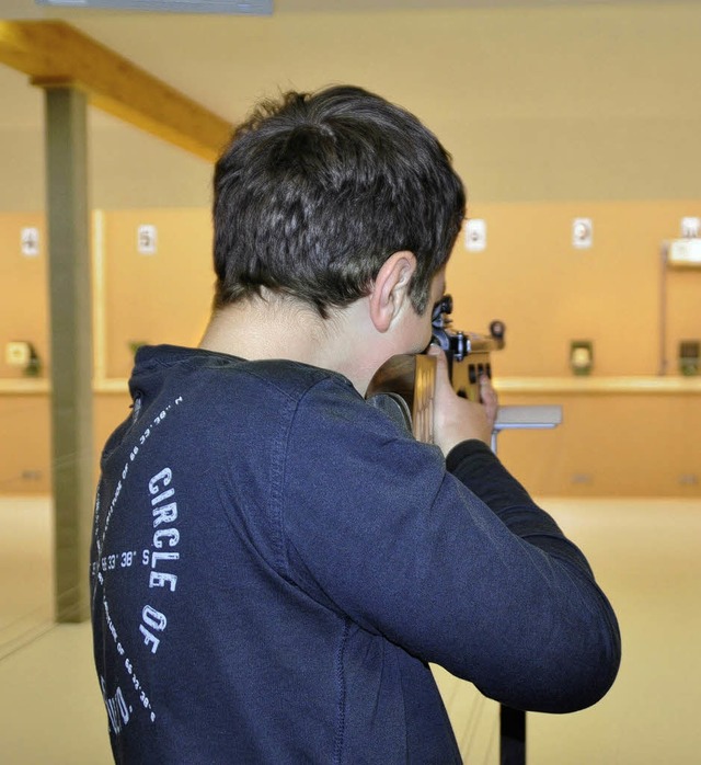 ber Kimme und Korn das Ziel im Visier...ermaen an Luftdruckwaffen versuchen.   | Foto: julius steckmeister