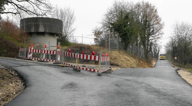 Die Strae (rechts) zur Umfahrung der ...dort wird auch der Betonturm entfernt.  | Foto: Langelott