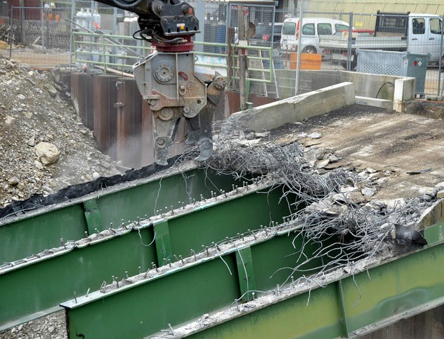 Das war&#8217;s: Die Baubrcke frs neue Kraftwerk fllt.   | Foto: Ingrid Bhm-Jacob