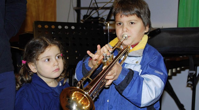 Und jetzt krftig blasen! Die Trompete...beim Zglingswerbetag der Hebelmusik.   | Foto: edgar steinfelder