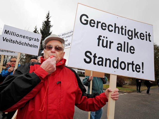 Sigmaringer Brger demonstrieren vor d...r den Erhalt des Bundeswehrstandortes.  | Foto: dapd