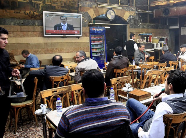 Mnner folgen in einem Caf in Damaskus der Rede des syrischen Prsidenten.    | Foto: AFP