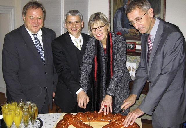 Christdemokratischer Brezelanschnitt: ...rmin Schuster (v. l.) bei der Arbeit.   | Foto: Privat