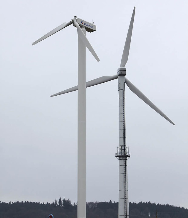 Die beiden Windrder werden abgebaut, ... dieses Jahr auf dem Weimoos drehen.   | Foto: christoph breithaupt