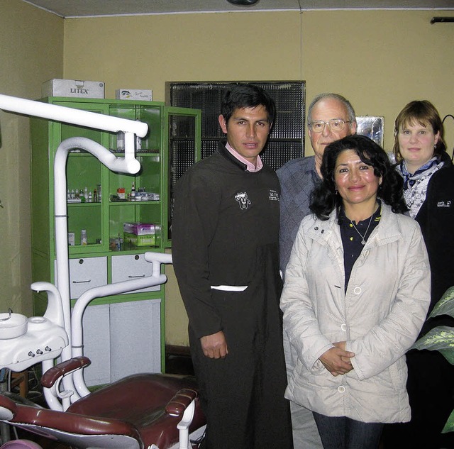 Praktische Hilfe: Der junge Zahnarzt Y...rukreis finanzierten Behandlungsstuhl.  | Foto: Privat
