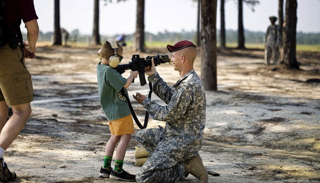 Schon die Kleinen lernen, wie man Waffen bedient.   | Foto: berman
