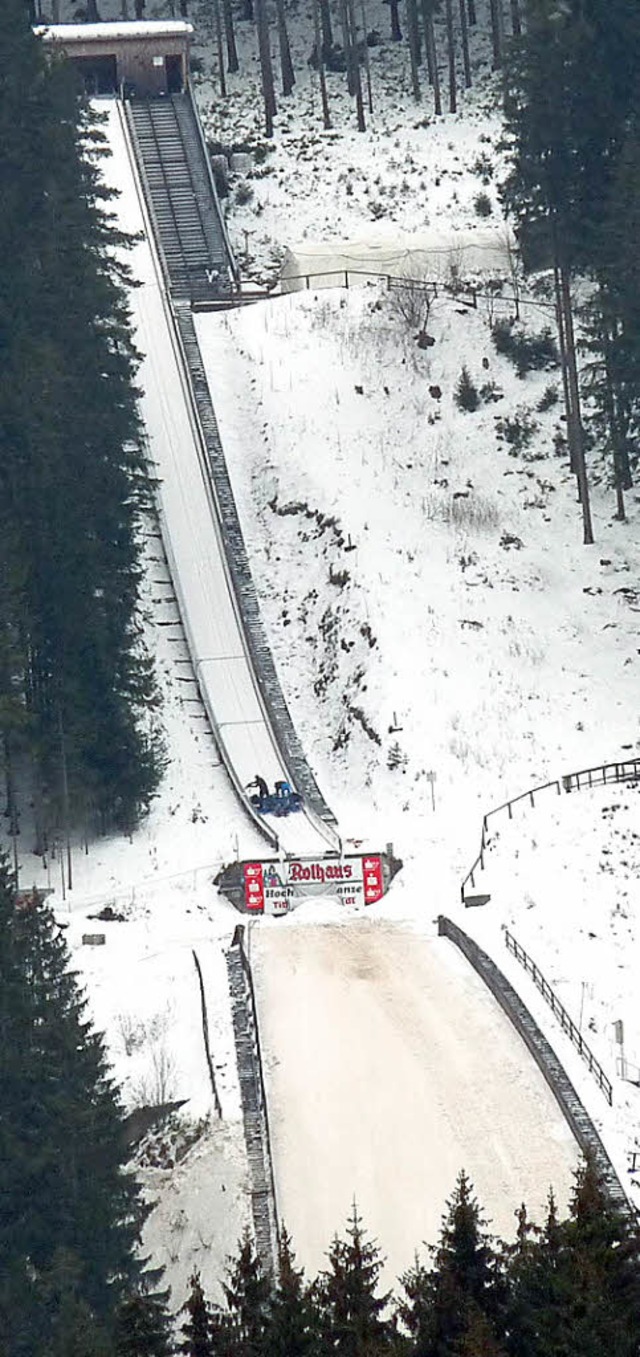 Am Mittwochnachmittag war der Schnee a...firstschanze noch mehr braun als wei.  | Foto: bachmann