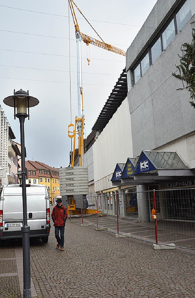 Seit gestern steht der Baukran am Kaufhaus-Gebude.   | Foto: Walser