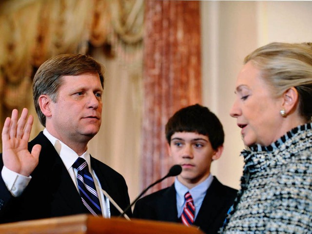 Auenministerin Hillary Clinton und de...r in Moskau, Mike McFaul beim Amtseid.  | Foto: AFP