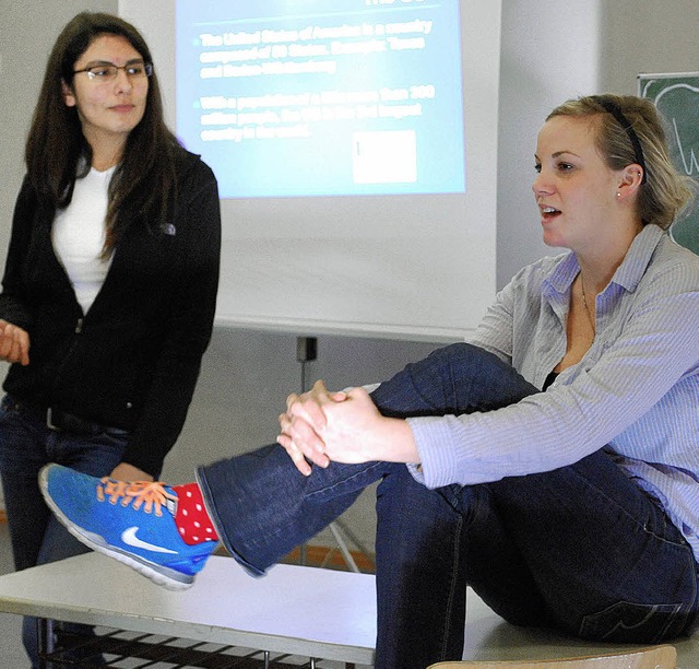 Caren Garcia (links) und Hannah Stocke...teten Neumattschlern von ihrem Land.   | Foto: Thomas Loisl Mink