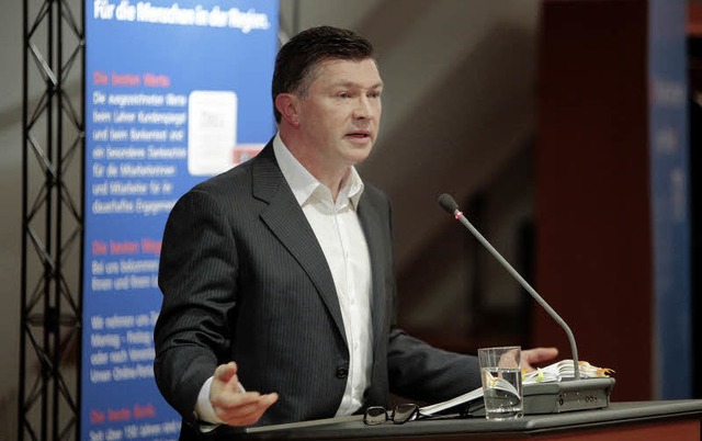 Rainer Domfeld liest bei einer Veranstaltung der Volksbank aus seinem Buch.   | Foto: Christoph Breithaupt