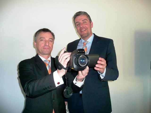 Testo-Chef Burkart Knospe und Vorstand... einer der neuesten Wrmebildkameras.   | Foto: Peter Stellmach